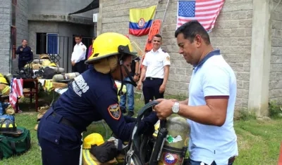 El Alcalde Efrain Bello, durante la entrega de los equipos.