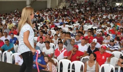 La candidata Elsa Noguera explicando los alcances de la propuesta.