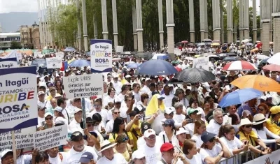 Simpatizantes del expresidente colombiano Álvaro Uribe Vélez asiste a una manifestación de apoyo al exmandatario este domingo en Medellín (Colombia). 