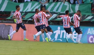 Luis Narváez celebra su gol. 