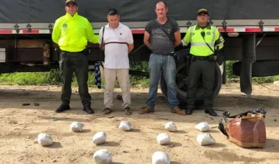 Los dos capturados y la cocaína incautada.