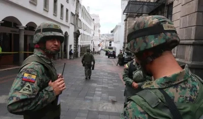 Soldados ecuatorianos custodian este lunes la sede de la presidencia en Quito (Ecuador). 