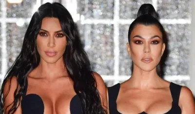 Kim y Kourtney Kardashian, estrellas televisivas.