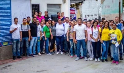 El candidato Robin González, rodeado de seguidores.