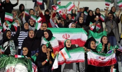 Mujeres en las tribunas de un estadio en Irán. 