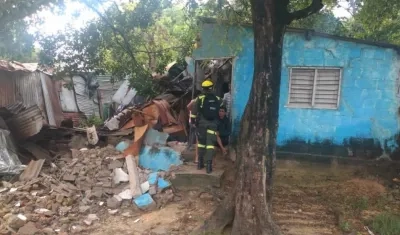 Policía atiende emergencia por colapso de vivienda.