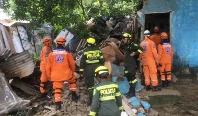 Policía y Defensa Civil en el barrio 7 de Abril.