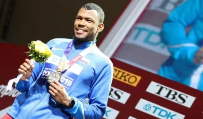 Anthony Zambrano con la medalla de plata del mundial de atletismo. 