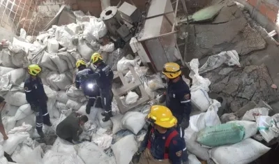 Momento en que bomberos trabajan en el lugar.