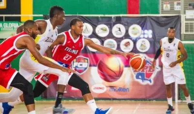 Acción de juego entre Titanes y Búcaros. 