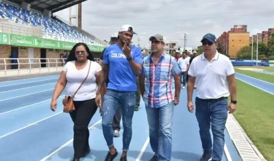 Miladis y Anthony Zambrano caminan por la pista atlética de la mano del alcalde Alejandro Char y el secretario José Luis Álvarez. 