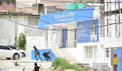 Vándalos lanzando piedras y pintando consignas en la sede de Elsa Noguera.