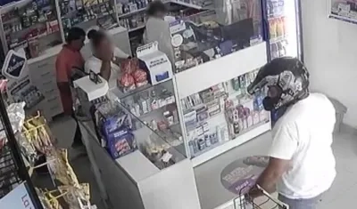 Los atracadores en la droguería.