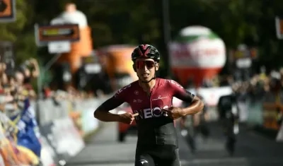 Egan Bernal celebra en la meta. 