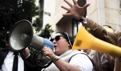 La monja Adriana en la protesta a favor de Uribe.