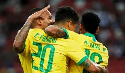 Neymar celebra con Firmino. 