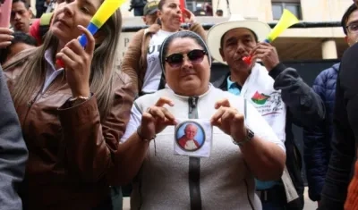 Sor-presa, la monja de la manifestación a favor de Uribe.