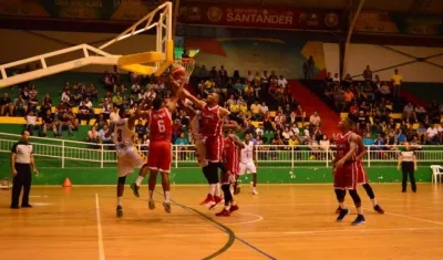 Acción del segundo juego entre Titanes y Búcaros. 