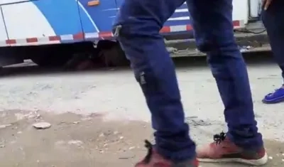 Robó un bolso a una joven y para evitar ser linchado se escondió debajo de un bus