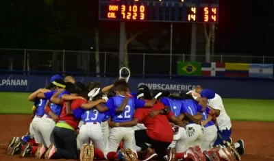 Jugadoras de Colombia se abrazan tras el partido que ganaron a las dominicanas.