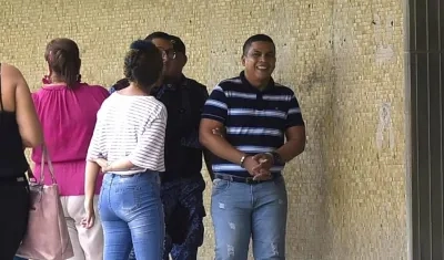 Iván Barrios llegó sonriente a la audiencia.