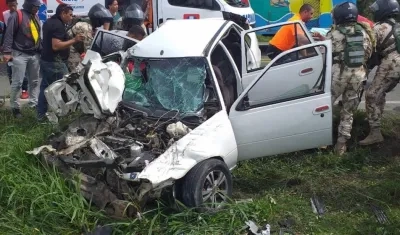 Así quedó el vehículo particular tras el choque. 