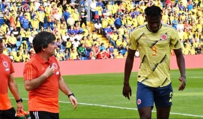 Duván Zapata abandonando la cancha en el partido de hoy.