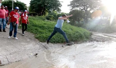 El candidato William Torres saltando en uno de los arroyos.