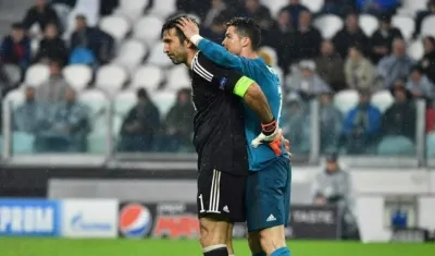 Gianluigi Buffon y Cristiano Ronaldo, tras el gol. 
