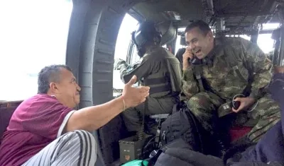 Uno de los contratistas liberados en el helicóptero del Ejército.