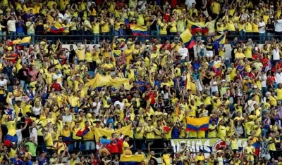 Hinchas de Colombia en la grada durante el partido ante Chile. 