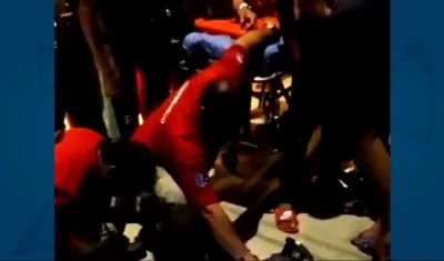 Momentos en que paramédicos revisaban los signos vitales del motociclista, pero ya había fallecido.