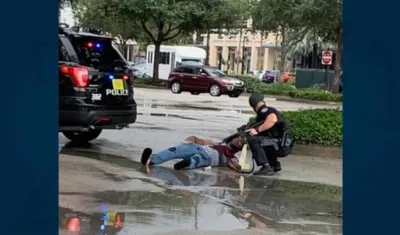 Un oficial de la Policía auxilia a una persona lesionada.