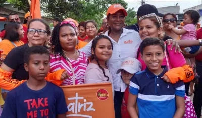 Beatriz Barraza, rodeada de seguidores.