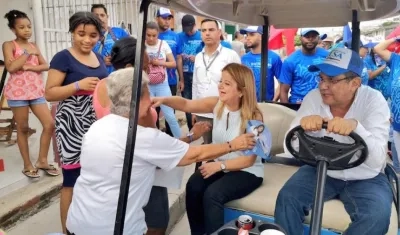 La candidata Elsa Noguera, saludando a los habitantes de Malambo.