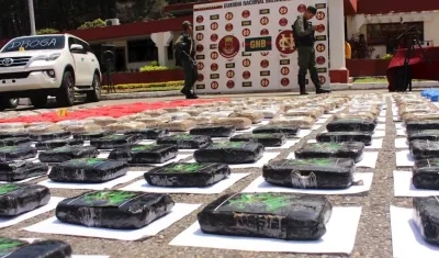 Militares de la Guardia Nacional Bolivariana (GNB) muestran material incautado en un operativo antidrogas.