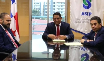 José García Sanleandro (D) con José Luis Lloret, de Naturgy, reunidos con Armando Fuentes de Asep.