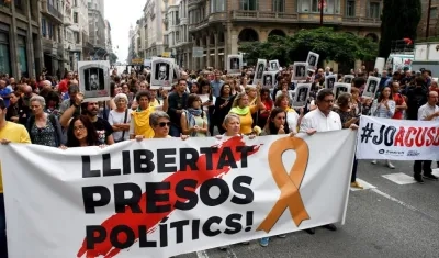 Manifestantes protestan por la condena a los líderes separatistas catalanes.