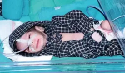 Fotografía publicada por 'The Times of India' de la bebé encontrada con vida.