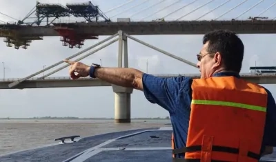 El candidato Carlos Dennis, recorriendo el río Magdalena.