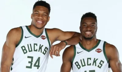 Giannis Antetokoumpo y Thanasis Antetokoumpo, jugadores de los Bucks.