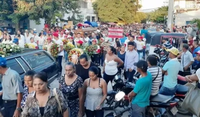 Conmovedor y multitudinario adiós dio Baranoa al exalcalde y candidato a la alcaldía Carlos Zambrano