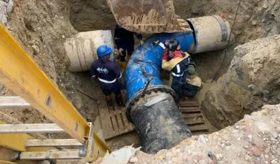 Triple A trabaja en la fuga detectada en una tubería de 30 pulgadas.