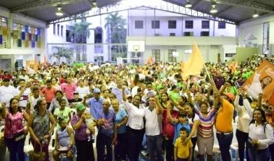 La candidata Beatriz Barraza reunida con sus seguidores.