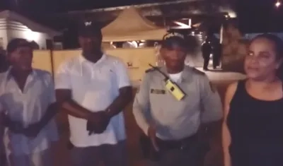 Momento de la devolución del celular.