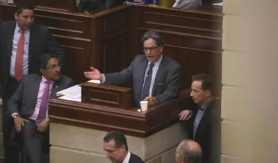 El Ministro Alberto Carrasquilla en la plenaria del Congreso.