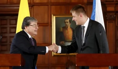 El canciller Carlos Holmes Trujillo y su homólogo de República Checa, Tomás Petricek. 