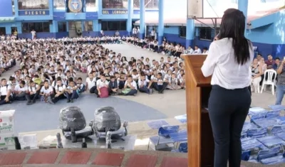 Niños del Colegio Dolores María Ucrós  recibiendo la dotación.