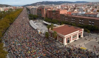 Miles de personas que participan en las "Marchas por la libertad" entran en Barcelona por la Avenida Meridiana hoy viernes.
