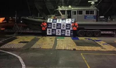 La droga incautada y el semisumergible.